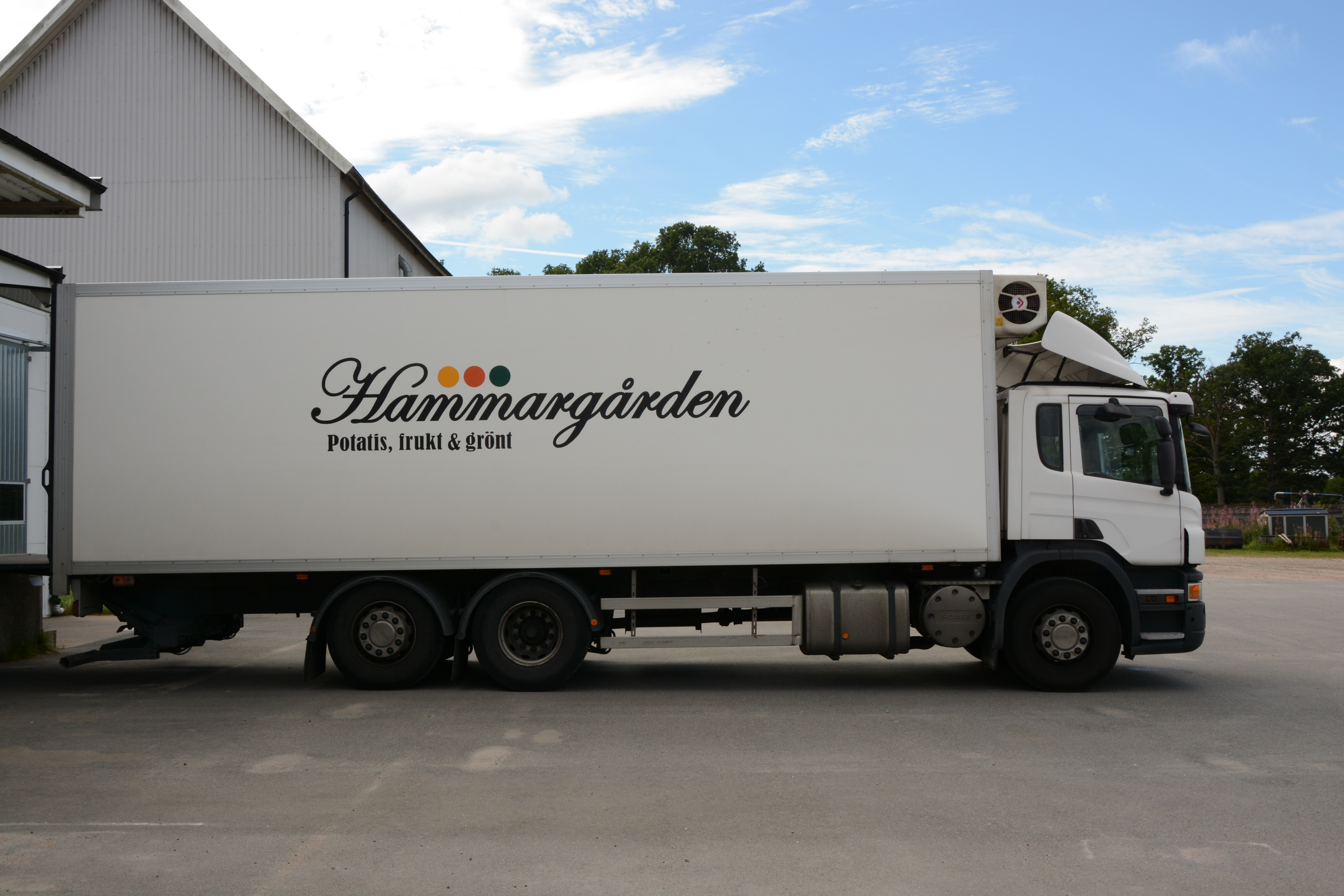 Hammargårdens lastbilar blir mer synliga i hela länet nu. Klicka här för kontakt.