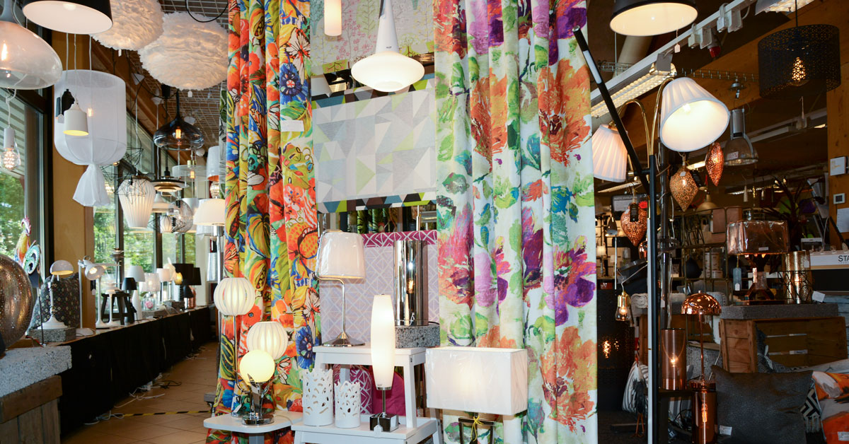 Färgglada gardiner och modern belysning hos Artima Design i Anderstorp